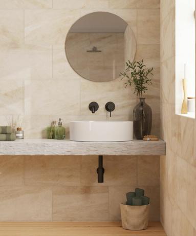 Smėlio spalvos vonios kambarys su akmens plytelėmis, sukurtas „Dunelm“