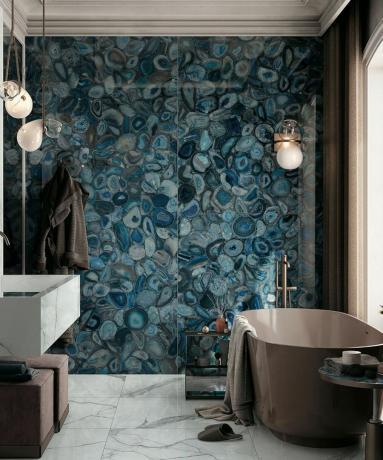 Italiaanse blauwe agaatmuur in badkamer van CP Hart Bathrooms