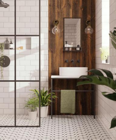 Comment décorer une salle de bain avec une paroi de douche de style critique, un miroir de salle de bain noir et un lavabo blanc