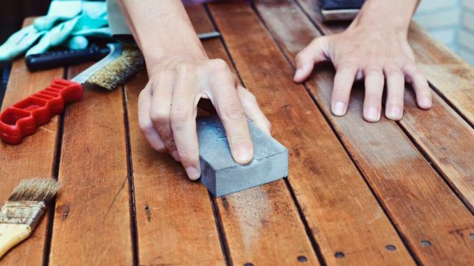 het schuren en herstellen van vloeren zal de renovatiekosten van uw huis verlagen