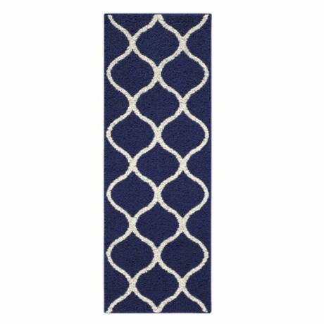 Námornícky modrý bežecký koberec s bielym vzorom