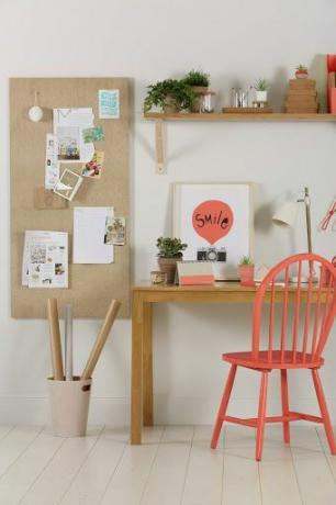 Zimmer mit Living Coral Chair nach Möbelwahl