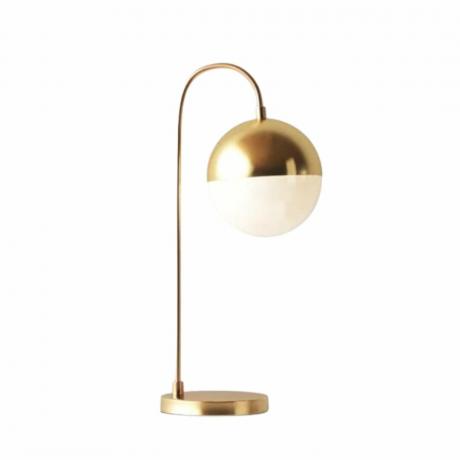 Uma lâmpada dourada com uma lâmpada
