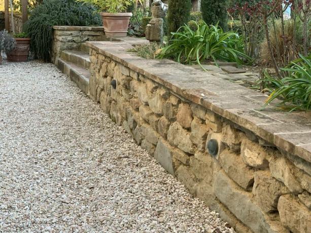 Niedrige Gartenmauer aus Ziegelsteinen