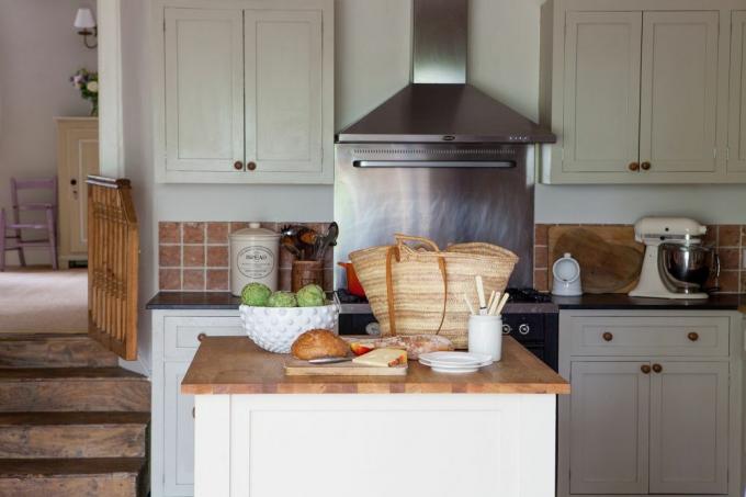 伝統的なキッチンのキッチンアイランドとステンレス鋼の調理フード