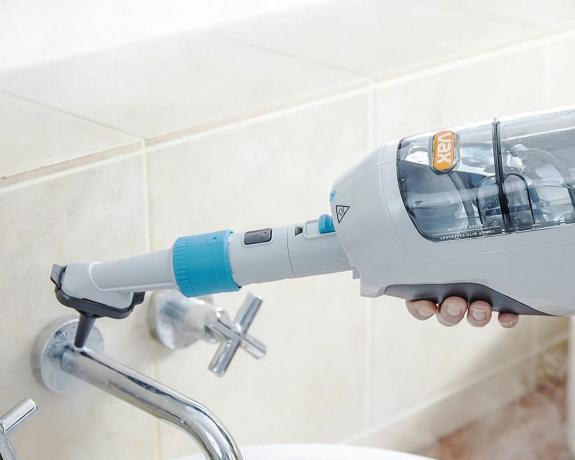 Immagine del pulitore a vapore Vax usato sui rubinetti del bagno