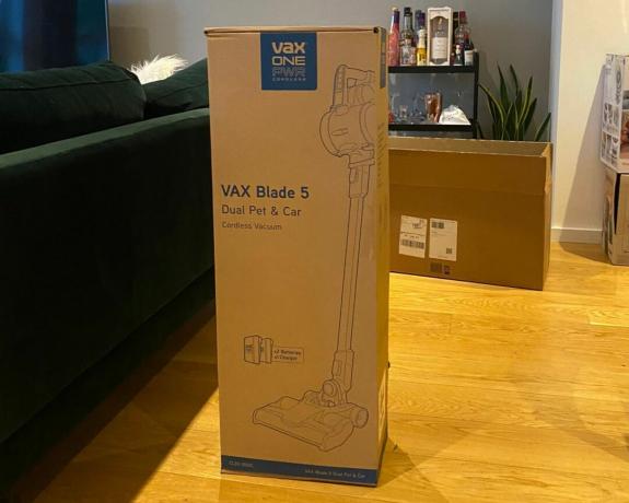 VAX Blade 5 Dual Pet & Car مكنسة كهربائية لاسلكية في صندوق على الأرضيات الخشبية