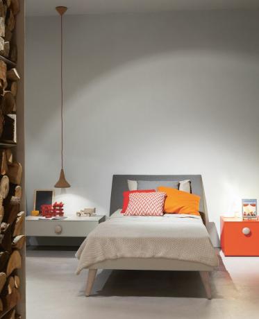 ออกแบบห้องเด็กอย่างไร: ห้องนอนเด็กโทนสีขาว เตียงเดี่ยว และชุดเครื่องนอนสีสันสดใส by go modern furniture