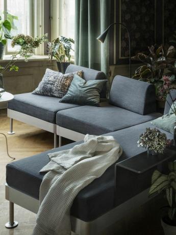 Ikea feladatvilágítás egy kékeszöld színű nappaliban