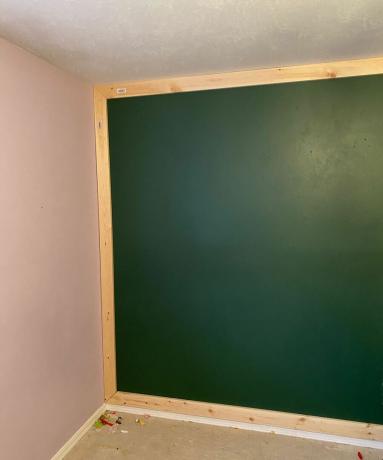 हरे रंग में रंगी हुई एक DIY लकड़ी की दीवार बनाना