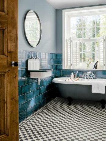 Banheiro luxuoso com azulejos xadrez e paredes azuis