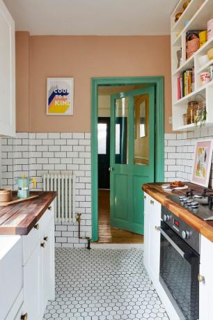 हरे दरवाजे और चौखट के साथ गैली रसोई
