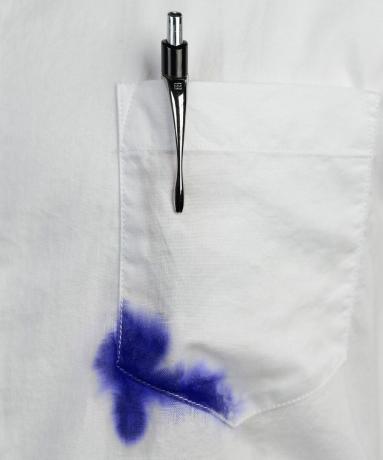 mėlyno rašalo dėmė iš rašiklio ant baltų marškinių kišenės - GettyImages -522063338