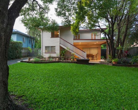 Um quintal residencial com um gramado bem aparado