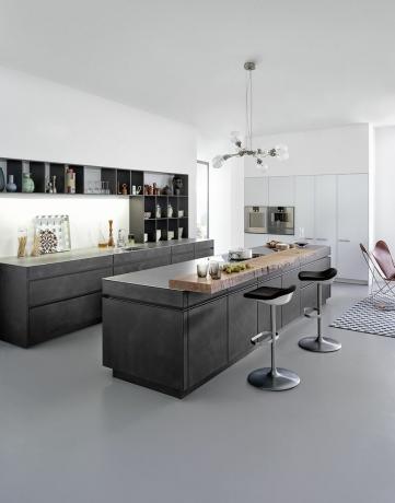 Eine moderne Küche mit Betonküchenschränken und offenen Regalen und einer passenden Kücheninsel