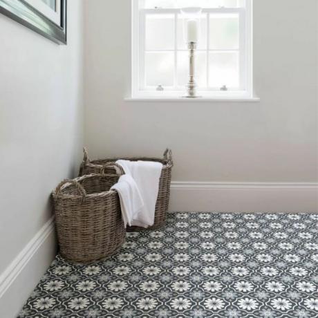 Mønstret peel and stick gulv montert i vaskerom. 