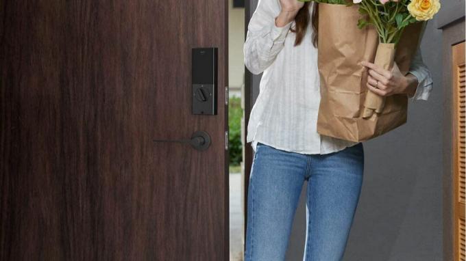 食料品の袋を持つ女性が使用しているeufyセキュリティスマートロック