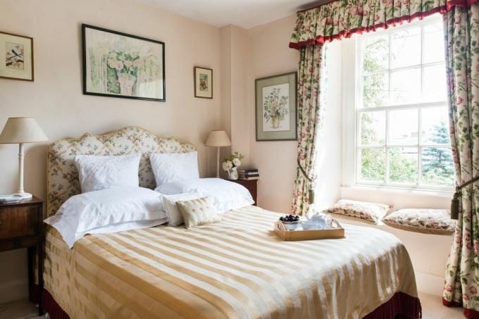 sovrum med golvlängd gardiner