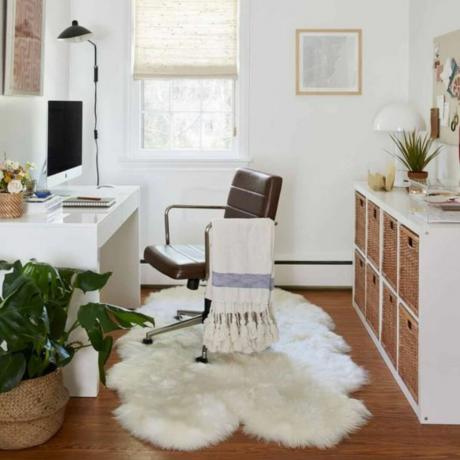 Leren bureaustoel op wit tapijt van imitatiebont