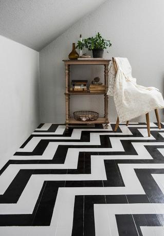 Grafický design podlahy ve tvaru chevron v černé a bílé barvě