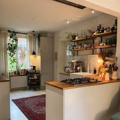 Maža buto virtuvė su atviromis lentynomis
