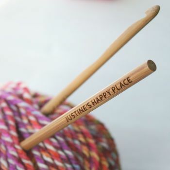 Crochê de bambu personalizado Happy Place da TESOURA DE PAPEL DE MADEIRA