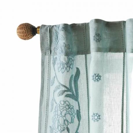Modra zavesa s cvetličnim vezenjem na palici