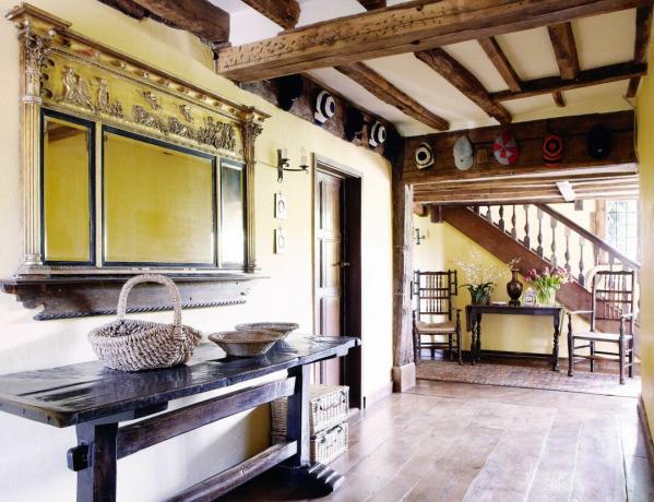 Orijinal kirişlere sahip Tudor ev salonu