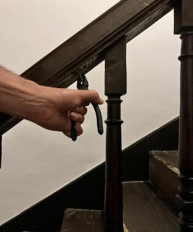 Tang som fjerner spiker fra trapp