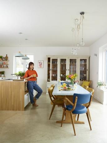 Dapur terbuka modern dengan lemari antik dan perabotan ruang makan