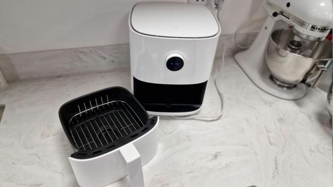 Xiaomi Mi Smart Air Fryer con il cassetto rimosso su un bancone della cucina