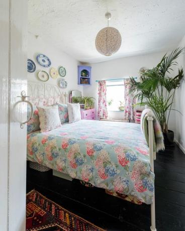 Colorata camera da letto vintage in stile cottage