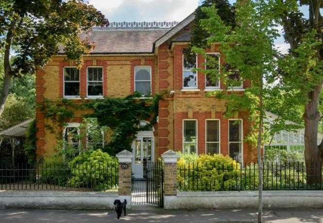 Londono Viktorijos laikų namų išorė su originalia oranžerija