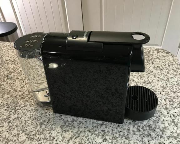 Nespresso Essenza Mini aparat za kavu s napunjenim spremnikom vode na granitnoj radnoj ploči