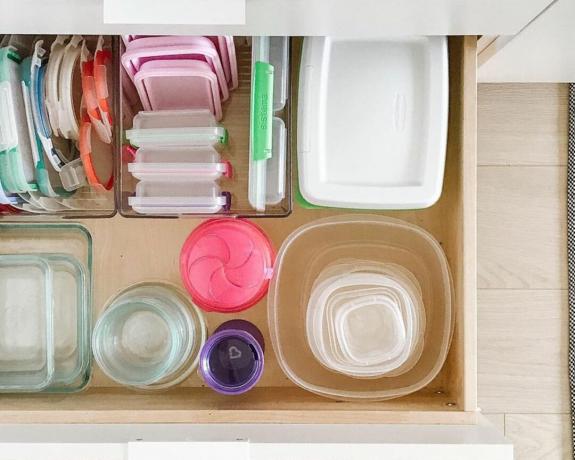 Фиока испуњена разним пластичним посудама и поклопцима