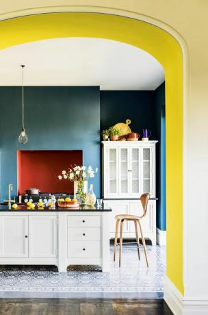 Sininen ja keltainen keittiö