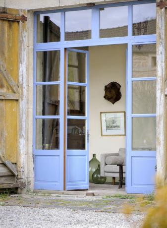 Pintu teras rumah biru Prancis