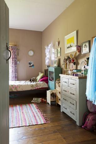barns sovrum med vackra sängkläder och skåp