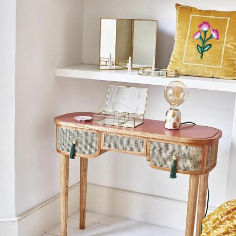 Niedlicher Schminktisch x Schreibtisch im Retro-Design aus Rattan und Terrakotta, mit Schubladenknöpfen mit Quasten