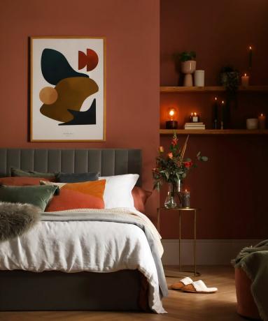 Astor Grey Velvet Bed in een bruine slaapkamer - AW21 - Furniture and Choice