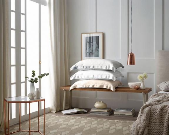 3 pagalvių krūva „Lanham Silk Pillow Closes by Sheridan“ kreminės ir rudos spalvos miegamajame