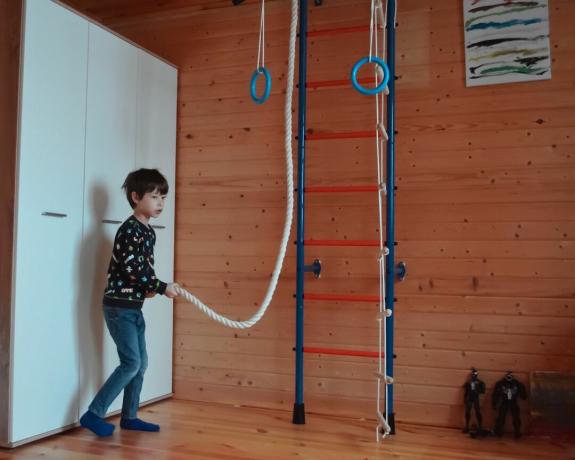 Ιδέα για οικογενειακό υπόγειο γυμναστήριο με σκοινί αναρρίχησης και κρίκους
