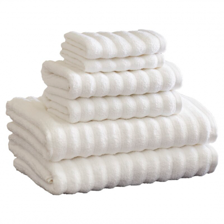 Un set di asciugamani da bagno bianchi a costine