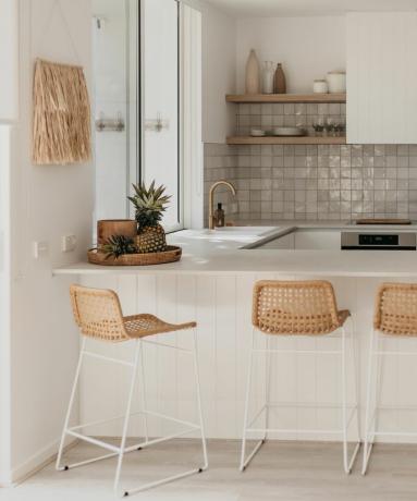 Bella Loom virtuves krēsls dabīgā un baltā krāsā, ko izstrādājusi Satara Australia
