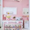 L'appartamento loft rosa di questo designer di mobili farà ripensare i minimalisti del colore ai loro spazi