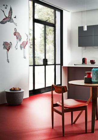 Rød harpiksgulv på et kjøkken