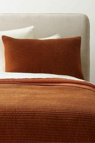 Roupa de cama de outono C2B em colcha de cobre e fronhas na cama com roupa de cama branca em camadas 