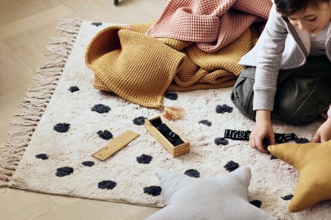 H&M Home петнист бял и черен килим