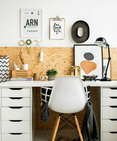 Kreatívna zostava domácej kancelárie s motivačnými potlačami a háčikmi na washi pásky na stene a nápadom na nástenný panel s korkovou nástenkou.
