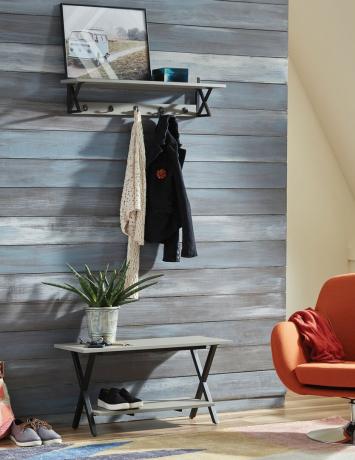 Cârlige de agățat pentru haine într-o cameră de noroi cu pereți gri